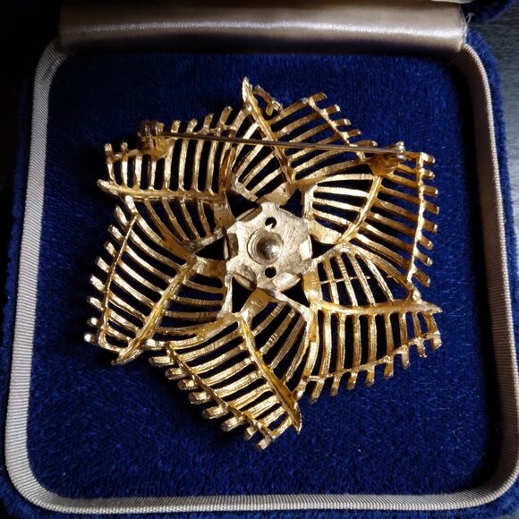 Large Pinwheel Brooch Gold Tone Metal Pin Collectible Fashion Art Deco Retro - Picture 2 of 3